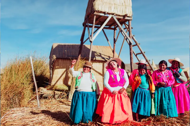 lago-titicaca-habitantes-isla-de-los-uros-waman-adventures