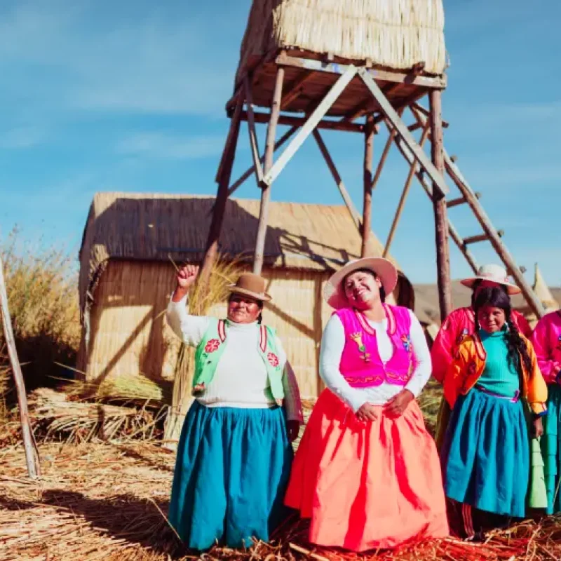 lago-titicaca-habitantes-isla-de-los-uros-waman-adventures